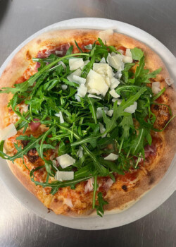 Pizza rucola prosciutto crudo
